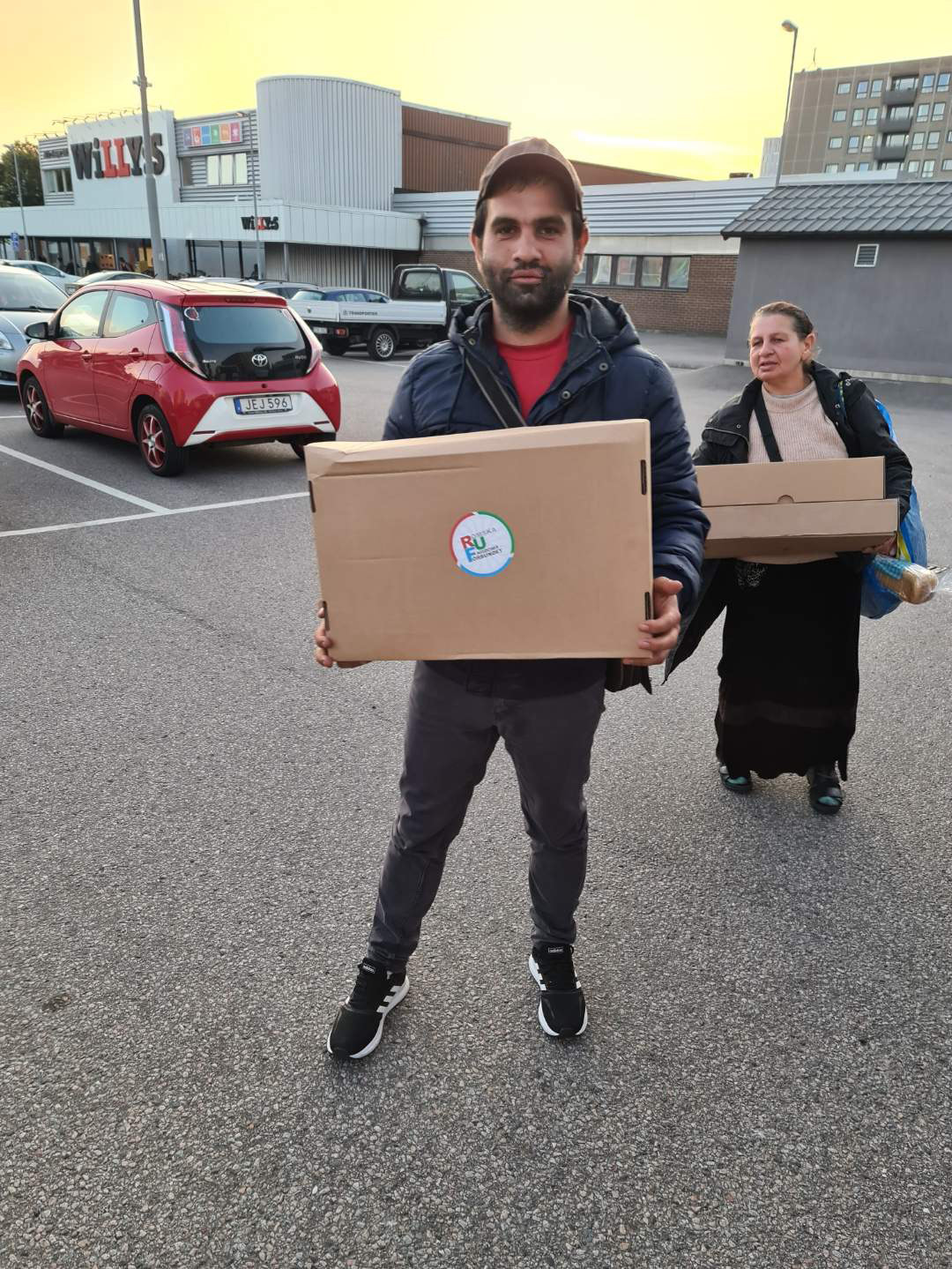 Romska Ungdomsförbundet delade ut paket med hygienartikla